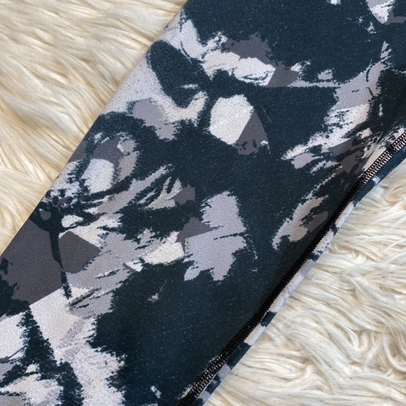 Beyond Yoga Shadow Splatter High Rise 7/8 Leggings sz XS - Picture 3 of 8